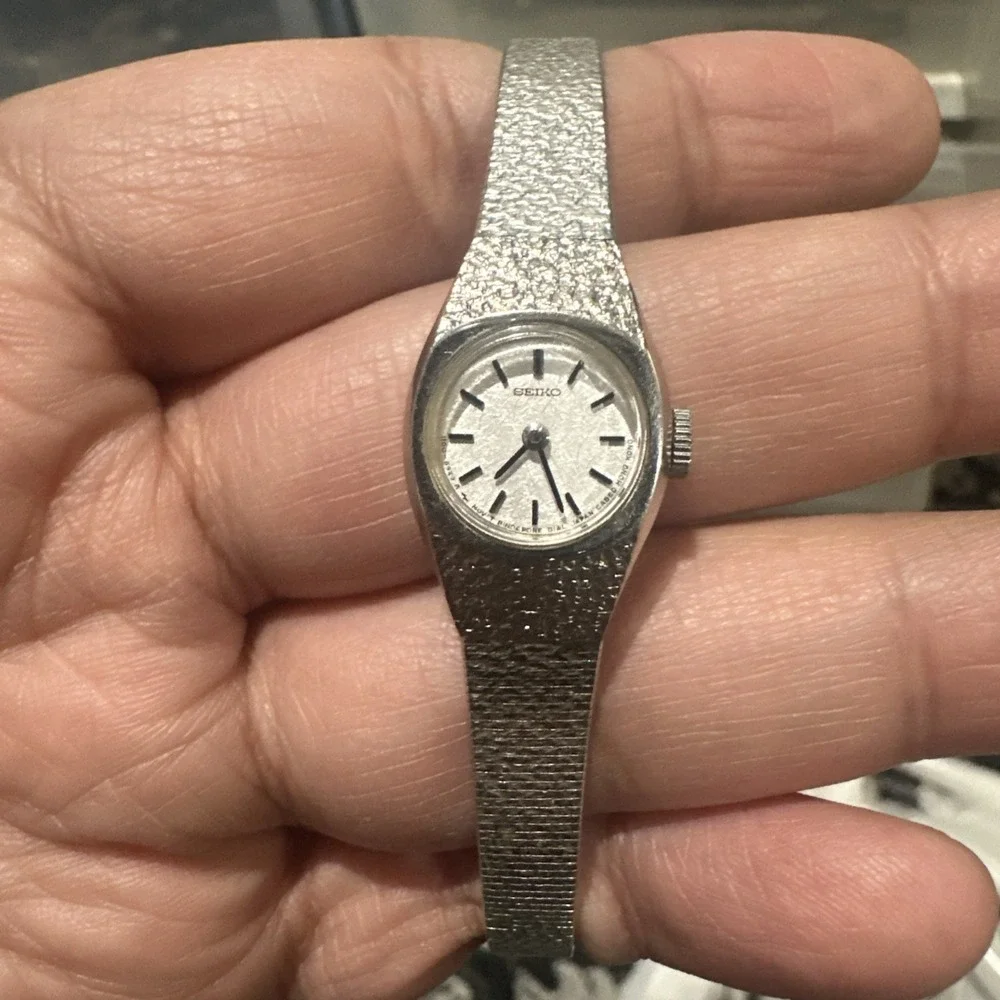 Working Vintage SEIKO Ladies 1100-1519 Manual Wind Watch 16mm For Big Wrist 7.25